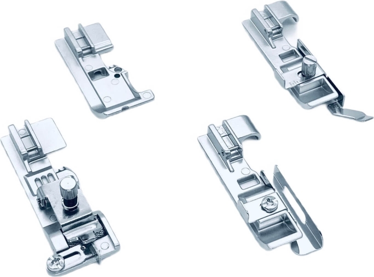Zestaw 4 stopek do coverlock Minerva M4000cl, wykonanych z metalu, w kolorze srebrnym. Stopy różnią się kształtem i funkcją, są ustawione na białym tle. Każda stopka ma precyzyjne mocowania oraz regulacyjne elementy.