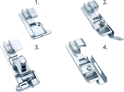 Zestaw 4 metalowych stopek do coverlocka Minerva M4000CL. Stópki różnią się kształtem i funkcją, są widoczne z różnych kątów, każda z numerem identyfikacyjnym. Stópki mają precyzyjne mocowania i są w nowym stanie.