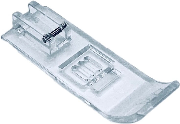 Zestaw akcesoriów do covera Minerva CS1000 zawiera przezroczysty, plastikowy element z metalowym mocowaniem. Produkt ma ergonomiczną formę z wycięciami, pozwalającymi na precyzyjne dopasowanie do maszyny. Ujęcie z boku.