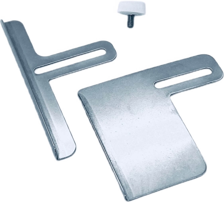 Zestaw akcesoriów do covera Minerva CS1000 składa się z dwóch metalowych elementów: prostokątnej blaszki z wycięciem oraz długiej blaszki z otworami. W zestawie znajduje się także biały, plastikowy gwint. Elementy są w kolorze srebrnym.