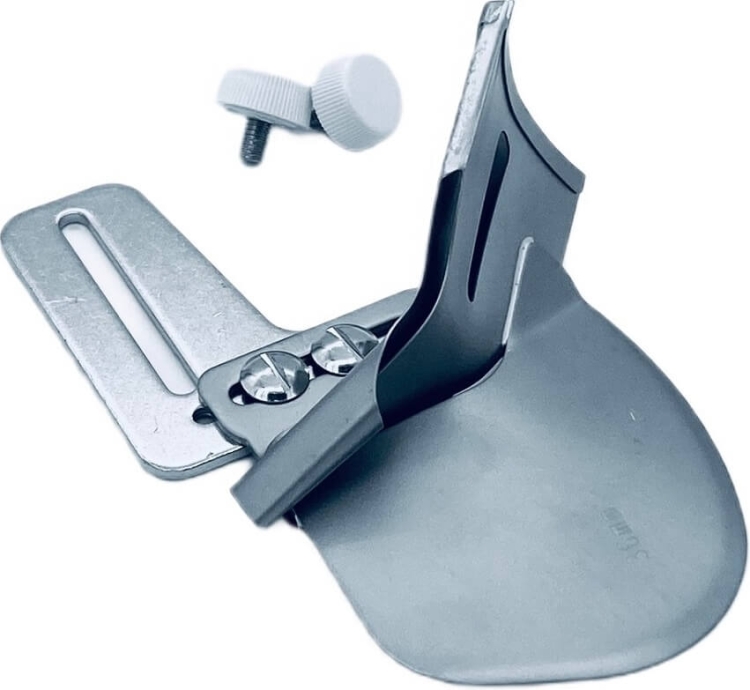 Zestaw akcesoriów do covera Minerva CS1000 składa się z metalowego uchwytu w kształcie półokręgu z otworami montażowymi oraz śruby z białą nakrętką. Uchwyt jest srebrny, wykonany z metalu, a całość ukazana jest z bliska.