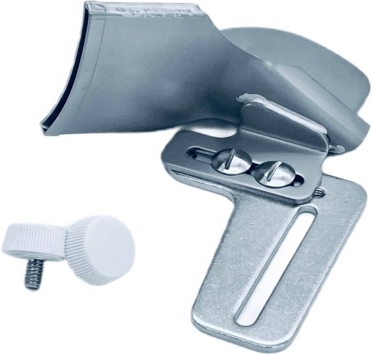Zestaw akcesoriów do covera Minerva CS1000 zawiera metalowy uchwyt z regulowanym mocowaniem oraz biały pokrętło. Uchwyt ma gładką powierzchnię i jest przymocowany do płaskiej podstawy, co ułatwia instalację.