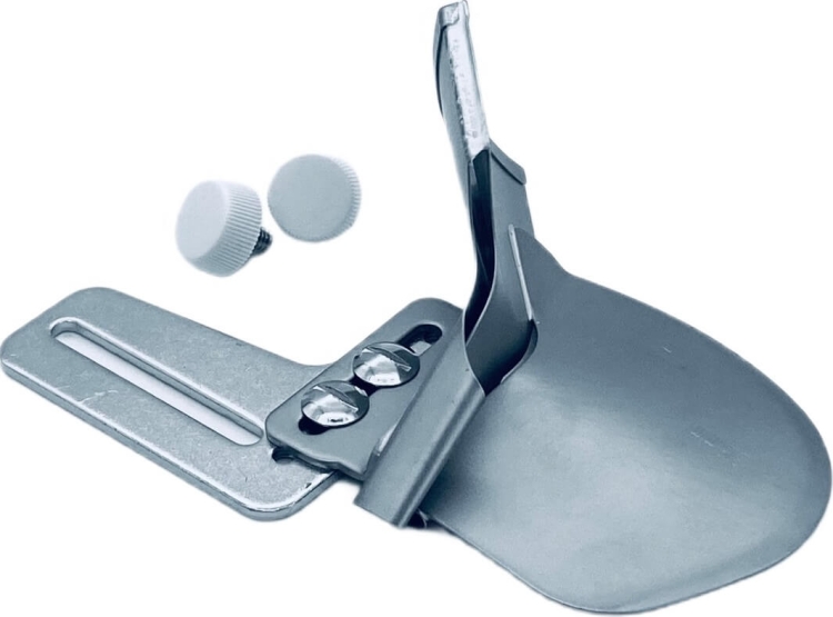 Zestaw akcesoriów do covera Minerva CS1000, składający się z metalowej podstawy z delikatnie zaokrąglonym końcem oraz dwóch białych pokrętełek. Produkt pokazany z boku, z wyraźnymi detalami mocowania i powierzchnią w kolorze srebrnym.