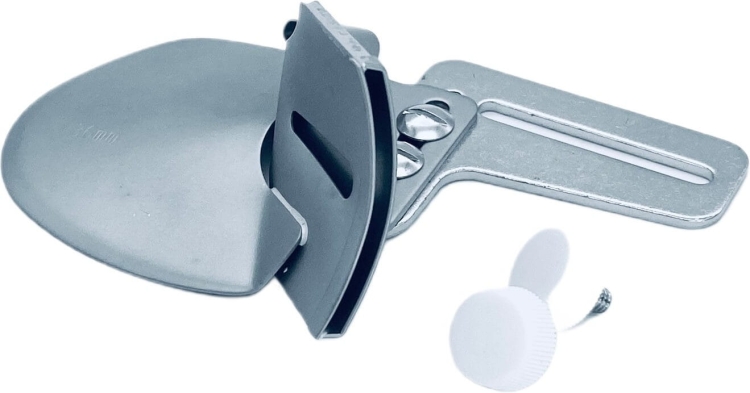 Zestaw akcesoriów do covera Minerva CS1000 zawiera metalowy element mocujący z szeroką, zaokrągloną końcówką oraz biały przycisk z metalowym zaczepem. Elementy są w kolorze srebrnym, o prostym kształcie, idealne do użytku w akcesoriach do covera.