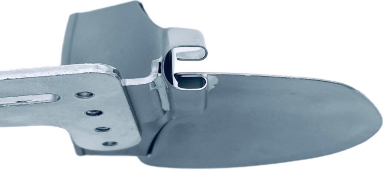 Zestaw akcesoriów do covera Minerva CS1000, widok z boku, metalowa konstrukcja. Element z płaską końcówką oraz uchwytem, z widocznymi otworami montażowymi. Na gładkiej powierzchni brak dodatkowych zdobień.