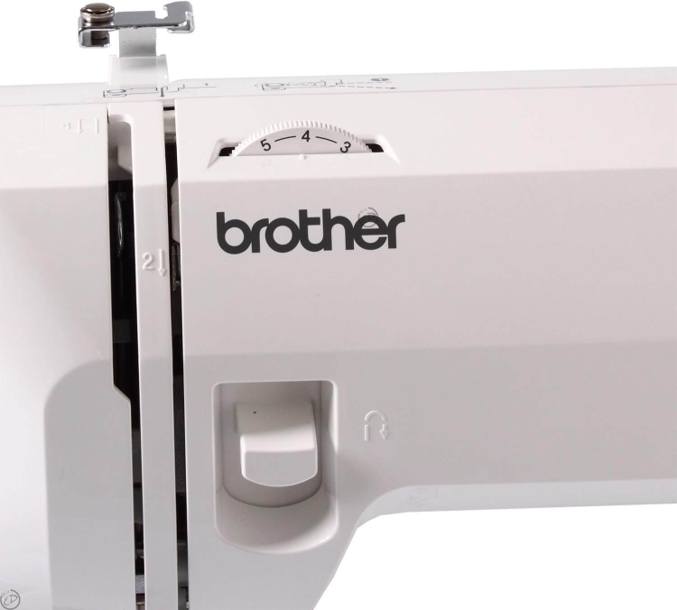 Maszyna do szycia Brother XN1700 w kolorze białym, z wyraźnym logo brother. Widoczna pokrętło do regulacji oraz elementy mechaniczne. Ujęcie z boku, co podkreśla detale konstrukcji. Idealna do użytku domowego i hobbystycznego.