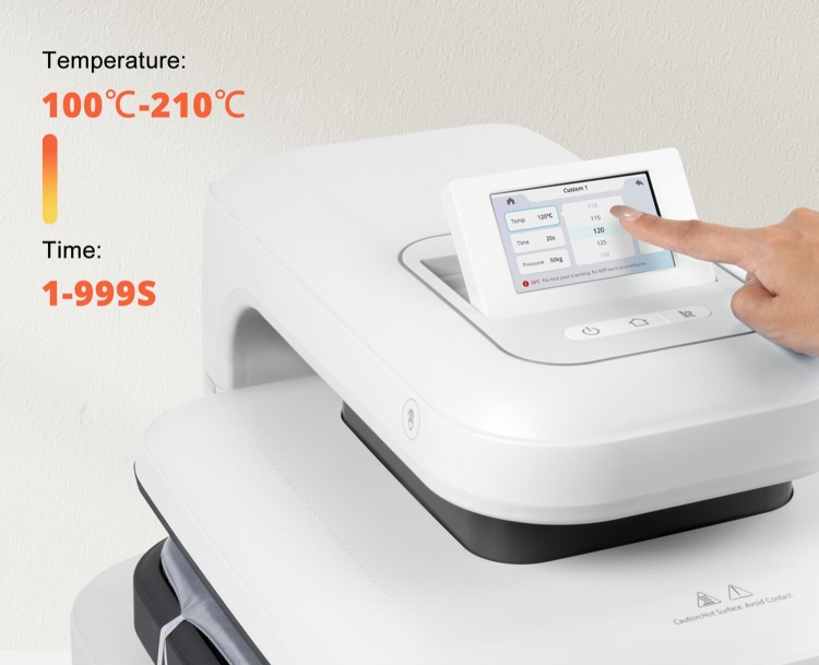 Prasa automatyczna LOKLiK ImPress Auto 2 Smart w kolorze różowym, z wyświetlaczem dotykowym. Ustawienia temperatury od 100°C do 210°C oraz czasu od 1 do 999 sekund. Widoczna dłoń zmieniająca parametry na ekranie.