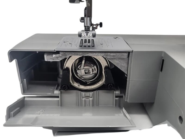 Maszyna do szycia Veritas Power Stitch Jeans z widocznym otwartym bębnem i stopką. Widać metalowy mechanizm chwytacza oraz pokrywę w jasnoszarym kolorze. Kąt ujęcia z boku, ukazujący szczegóły wnętrza maszyny.