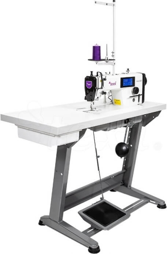Stebnówka TEXI TRONIC 6 NEO PREMIUM, 1-igłowa, umieszczona na stabilnym stole. Widoczne elementy: biała obudowa, panel sterujący z wyświetlaczem, szpula fioletowej nici. Maszyna przeznaczona do szycia lekkich i średnich materiałów.