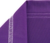 Renderka TEXI TRECCIA C MATIC PREMIUM z widocznym fragmentem materiału w kolorze purpurowym, wykończonym 3-igłowym ściegiem interlok. Zbliżenie na detal szwu oraz gładką fakturę tkaniny.