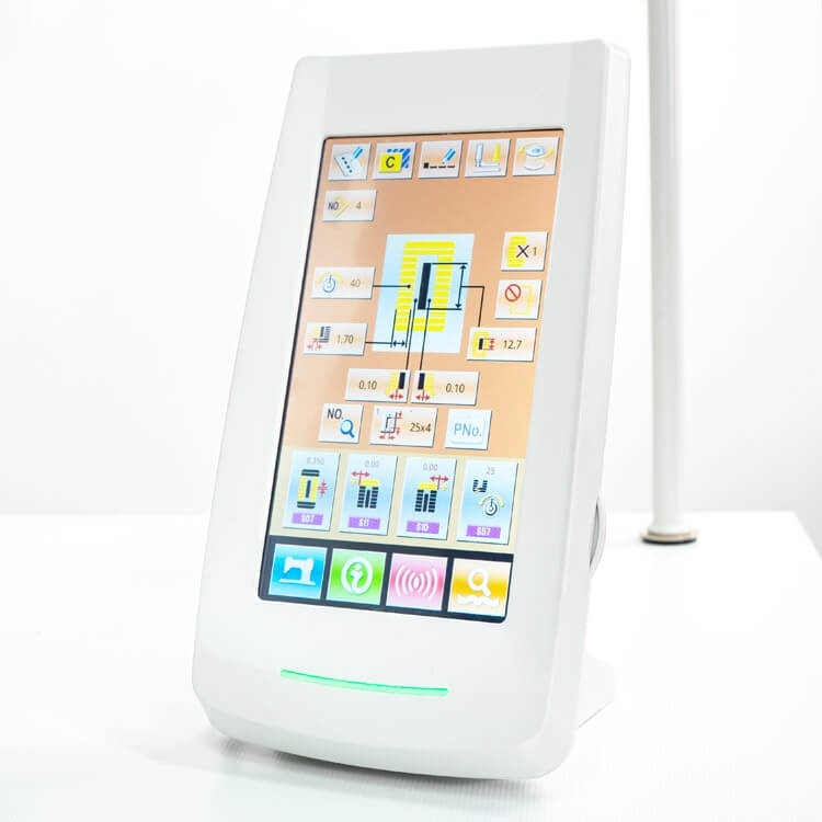 Dziurkarka TEXI O NEO PREMIUM z elektronicznym wyświetlaczem w kolorze białym. Interfejs dotykowy z różnymi przyciskami i ikonami, podświetlenie u dołu. Urządzenie stoi na płaskiej powierzchni, z widoczną podstawą.