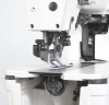 Dziurkarka TEXI 781 SERVO PREMIUM z obcinaniem nici, widok z boku na stopkę i igłę, metalowe elementy, biała obudowa, widoczny mechanizm dolny z szpulą. Prosta, ergonomiczna konstrukcja, idealna do szycia bielizny.