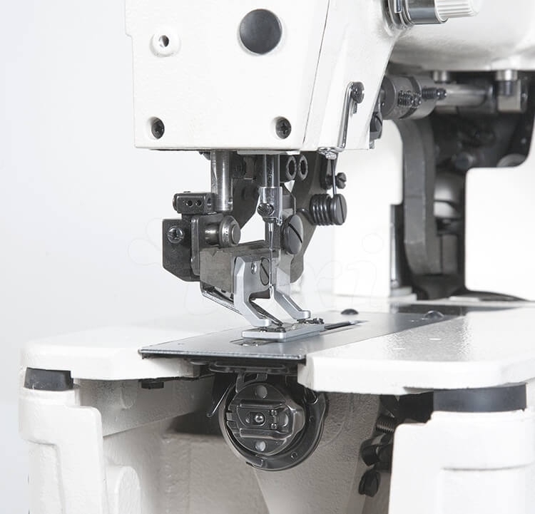 Dziurkarka TEXI 781 SERVO PREMIUM z obcinaniem nici, widok z boku na stopkę i igłę, metalowe elementy, biała obudowa, widoczny mechanizm dolny z szpulą. Prosta, ergonomiczna konstrukcja, idealna do szycia bielizny.