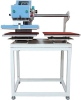 Prasa do termodruku KRAFFT THQ-4040S, dwupłytowa, o wymiarach 40x40 cm. Ułożona w pozycji stojącej, z niebieską jednostką sterującą, dwiema płytami grzejnymi w kolorze czerwonym oraz białą podstawą na czterech kółkach.