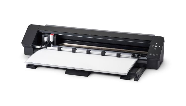 Ploter tnący Silhouette Cameo Pro MK II w kolorze czarnym, widoczny z boku, z otwartym podajnikiem na biały arkusz papieru. Zawiera dwa uchwyty na narzędzia tnące oraz panel sterujący z przyciskami.