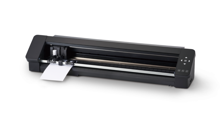 Ploter tnący Silhouette Cameo Pro MK II w kolorze czarnym, widoczny z boku, z uchwytem na papier. Posiada przyciski sterujące na górnej części. Z przodu wystaje arkusz papieru. Wyróżniająca się konstrukcja przeznaczona do precyzyjnego cięcia materiałów.