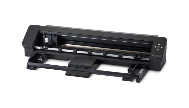 Ploter tnący Silhouette Cameo Pro MK II w kolorze czarnym, z widocznym panelem sterującym i otwartą tacką na materiał. Produkt stoi na płaskiej powierzchni, ukazując mechanizm tnący oraz rolkę do podawania.