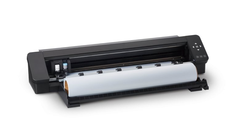 Ploter tnący Silhouette Cameo Pro MK II w kolorze czarnym, z widocznym białym arkuszem materiału na rolce. Przyciski sterujące umieszczone po prawej stronie. Urządzenie stoi na płaskiej powierzchni, z otwartym mechanizmem cięcia.
