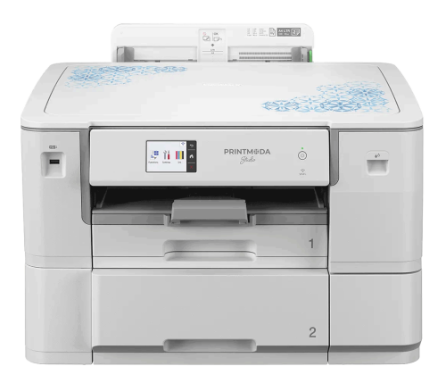 Drukarka do tkanin i papieru Brother HL-JF1 PrintModa Studio w kolorze białym, z dużym wyświetlaczem dotykowym, dwoma zasobnikami na papier, dekoracyjnym wzorem na górnej części oraz przyciskami funkcyjnymi. Ujęcie frontalne.