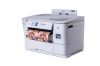 Drukarka do tkanin i papieru Brother HL-JF1 PrintModa Studio w białej obudowie, z wyświetlaczem dotykowym i kolorowym papierem w kwiatowy wzór, umieszczona w pozycji stojącej, z widocznym podajnikiem papieru i wyjściem.