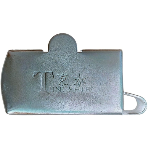 Liniał magnetyczny krawiecki MG20L w kolorze metalicznym, o prostokątnym kształcie. Na powierzchni widoczny napis TJINGSHU. Ujęcie frontalne, liniał leży na jednolitym tle, bez widocznych akcesoriów. Idealny do precyzyjnego pomiaru i krojenia.