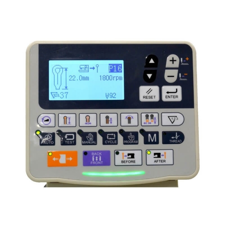 Panel sterujący dziurkarki odzieżowej SIRUBA BH-9820-01 z wyświetlaczem LCD. Widoczne przyciski do ustawień, funkcji automatycznych oraz programowania. Elementy informacyjne dotyczące prędkości (1800 rpm) i długości dziurki (22 mm).
