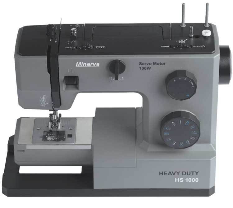 Maszyna do szycia Minerva HS1000 w kolorze szarym, z mechanicznymi pokrętłami do regulacji naprężenia i szerokości ściegu. Wbudowany silnik serwo o mocy 100W. Wyposażona w metalową stopkę i solidną podstawę, idealna do szycia cięższych materiałów.