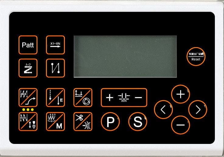 Panel sterujący stebnówki SIRUBA DL7200C-BH1-16Q z wyświetlaczem LCD. Widoczne przyciski funkcyjne z ikonami, w tym opcje wyboru wzorów szycia, regulacji długości ściegu oraz przyciski nawigacyjne. Kolorystyka czarno-pomarańczowa.