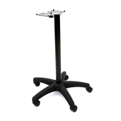 Podstawa na kółkach do wytwornic pary BATTISTELLA TROLLEY BLACK, czarna, z pięcioramienną podstawą i kółkami, stojąca w pozycji pionowej. U góry znajduje się metalowa płyta do mocowania urządzenia.