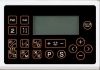 Panel sterujący stebnówki Siruba DL7200C-BX2-16Q do ciężkiego szycia, z wyświetlaczem LCD w centrum. Widoczne przyciski do wyboru wzorów, regulacji długości ściegu oraz funkcji operacyjnych, z symbolami w kolorze pomarańczowym na czarnym tle.