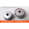Porównanie dwóch bębenków do stebnówki Siruba DL7200C-BX2-16Q: po lewej mniejszy bębenek DL7200C-BM1-16Q, po prawej większy DL7200C-BX2-16Q. Oba bębenki mają metalowe wykończenie i otwór w środku do przymocowania nici. Tło jasne.
