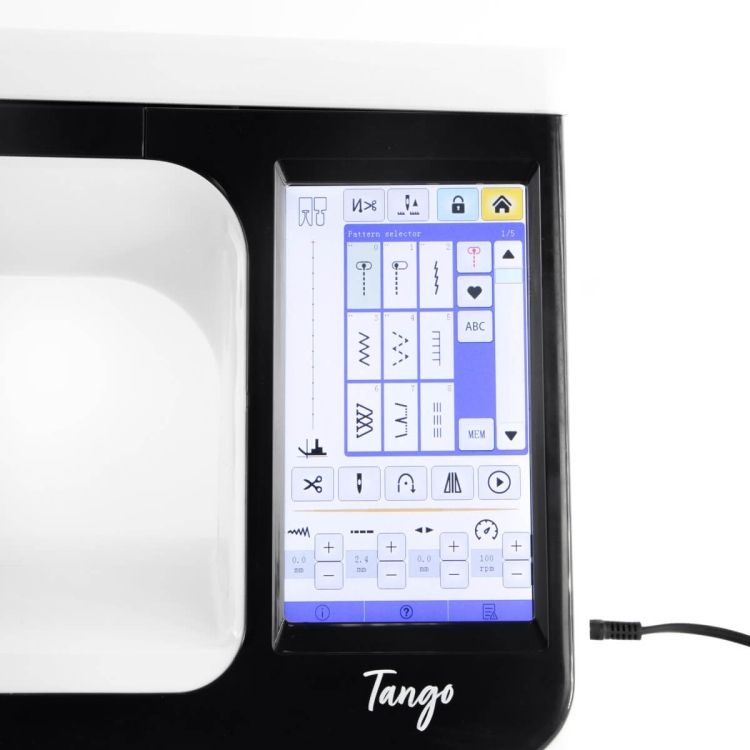 Maszyna do szycia TEXI TANGO z komputerowym wyświetlaczem, widoczny panel sterujący z ikonami ściegów i funkcji, w kolorze czarnym z białymi elementami. W dolnej części widoczny kabel zasilający.