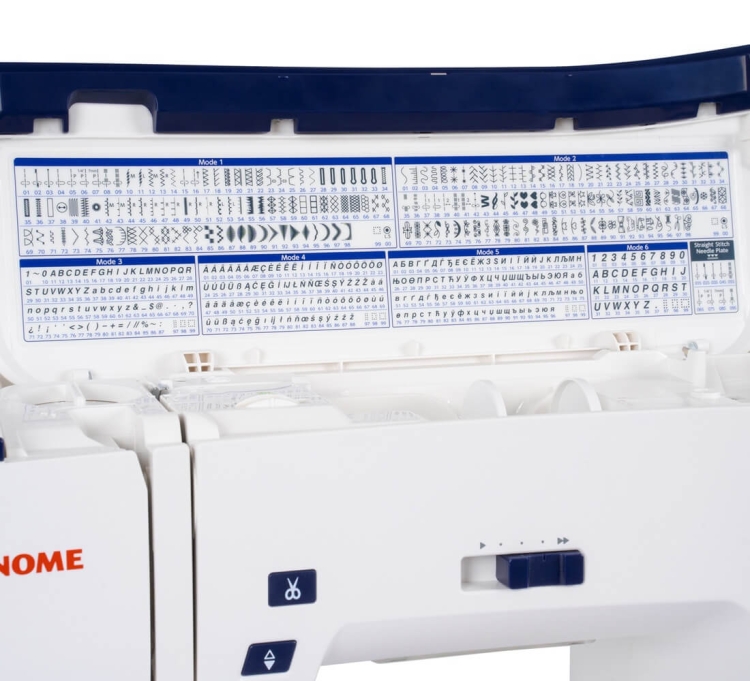 Maszyna do szycia Janome Skyline S6, z otwartą pokrywą, pokazuje panel z różnorodnymi ściegami i alfabetem w kilku trybach. Widoczne są przyciski i elementy sterujące, w kolorze białym i niebieskim, z logo Janome.