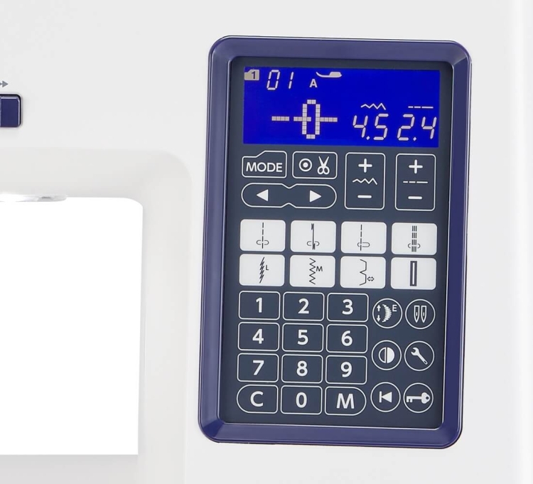 Panel sterujący maszyny do szycia Janome Skyline S6, z niebieskim wyświetlaczem LCD, przyciskami funkcyjnymi i numerycznymi. Widoczne symbole do wyboru ściegów oraz regulacji długości i szerokości ściegu. Ujęcie frontalne.