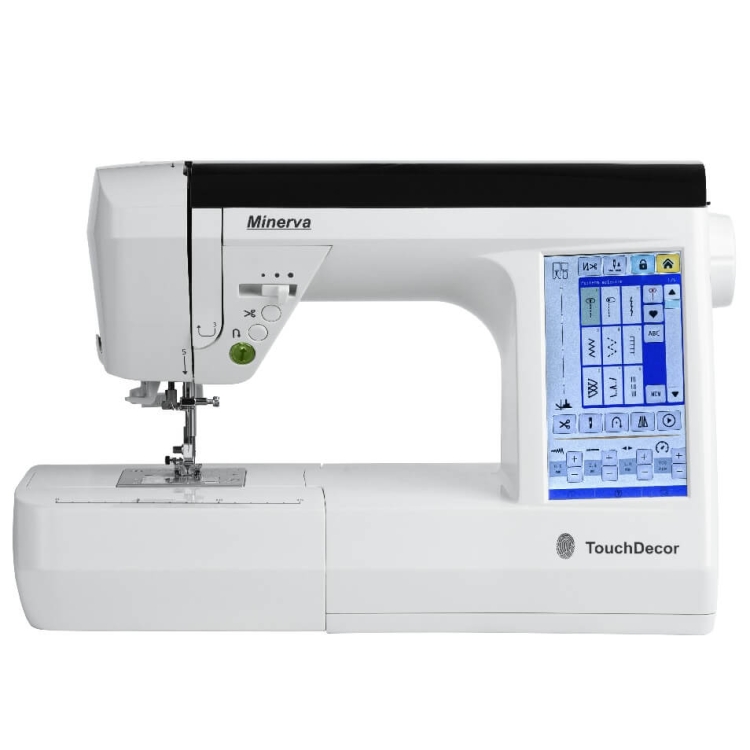 Maszyna do szycia Minerva TouchDecor z dotykowym ekranem, w kolorze białym. Widoczny stół roboczy i panel sterujący z ikonami, guzikami oraz logo TouchDecor. Ujęcie frontalne, produkt stojący na płaskiej powierzchni.