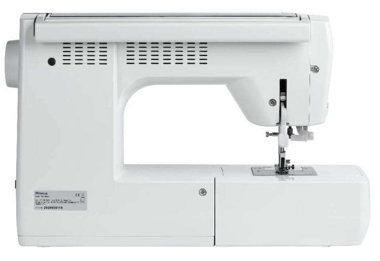 Maszyna do szycia Minerva TouchDecor w kolorze białym, z dotykowym ekranem i widocznym mechanizmem szyjącym. Produkt ustawiony w pozycji stojącej, z widocznym uchwytem oraz elementami kontrolnymi po lewej stronie.