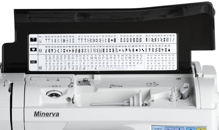 Maszyna do szycia Minerva TouchDecor z dotykowym ekranem. Widoczny panel z różnymi wzorami ściegów oraz instrukcjami. Biała obudowa, elementy sterujące w górnej części. Ujęcie z boku, ukazujące detale i oznaczenia.