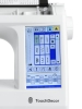 Maszyna do szycia Minerva TouchDecor z dotykowym ekranem, prezentująca panel sterujący z ikonami wyboru wzorów szycia, ustawieniami oraz przyciskami funkcyjnymi. Kolor biały, nowoczesny design. W widoku frontalnym, z bliska na ekran.