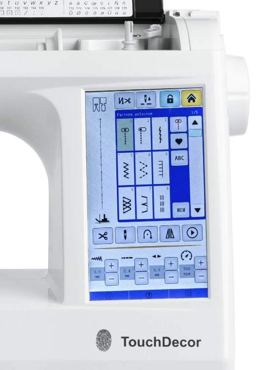 Maszyna do szycia Minerva TouchDecor z dotykowym ekranem, prezentująca panel sterujący z ikonami wyboru wzorów szycia, ustawieniami oraz przyciskami funkcyjnymi. Kolor biały, nowoczesny design. W widoku frontalnym, z bliska na ekran.