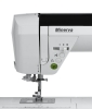 Maszyna do szycia Minerva TouchDecor z dotykowym ekranem, w kolorze białym. Widoczny mechanizm szyjący z igłą, stopką i panel sterujący z zielonym przyciskiem, a także symbolem oznaczającym funkcje szycia.