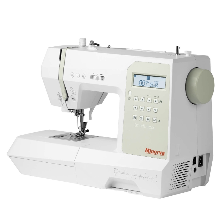Maszyna do szycia Minerva SmartDecor w kolorze białym, z elektronicznym panelem sterującym, wyświetlaczem LCD oraz funkcją obcinania nici. Ujęcie z boku pokazuje stopkę, igłę oraz pokrętło regulacji, co podkreśla jej funkcjonalność.