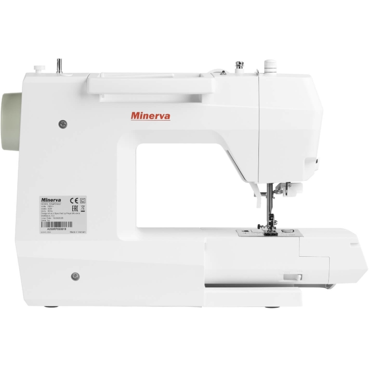 Maszyna do szycia Minerva SmartDecor w kolorze białym, z komputerowym wyświetlaczem, funkcją obcinania nici oraz wbudowanym alfabetem. Ujęcie z boku, pokazujące igłę, stopkę oraz panel sterujący.