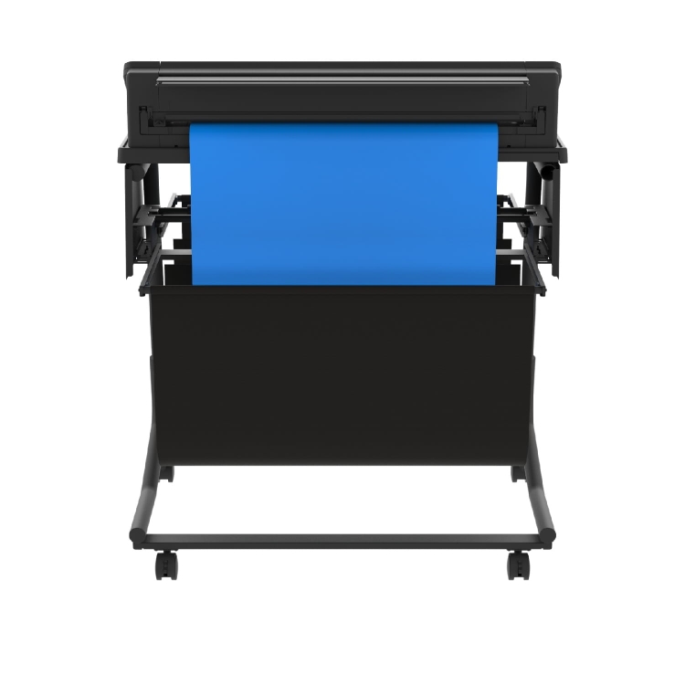Stojak z koszem do plotera Silhouette Cameo Pro MK II, widoczny z przodu. Kosz jest czarny, a w ploterze znajduje się niebieski papier. Produkt ma kółka ułatwiające przemieszczanie.