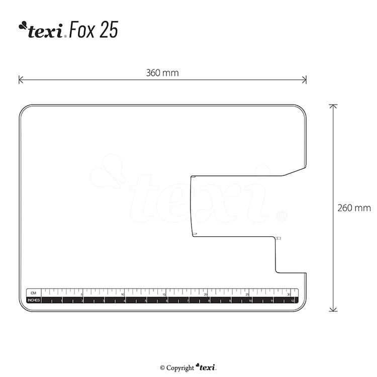 Stolik do maszyny do szycia Texi Fox 25 o wymiarach 360 mm x 260 mm, z wycięciem na maszynę. Na krawędzi znajduje się miarka w centymetrach i calach. Produkt przedstawiony frontalnie na białym tle.