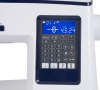 Panel sterujący maszyny do szycia Janome Skyline S5 AE z wyświetlaczem LCD. Widoczne przyciski do wyboru ściegów, numeracja oraz ikony funkcji. Kolorystyka biała z niebieskimi akcentami.