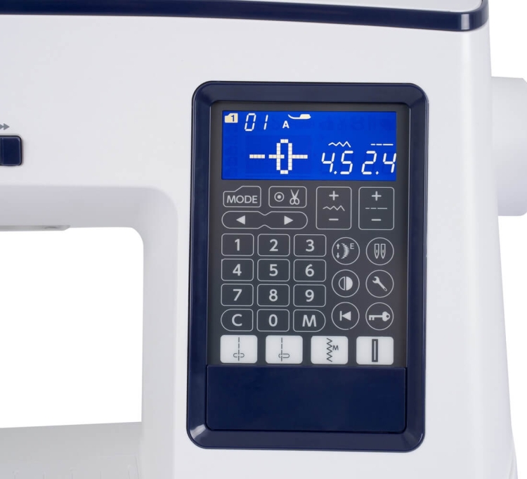 Panel sterujący maszyny do szycia Janome Skyline S5 AE z wyświetlaczem LCD. Widoczne przyciski do wyboru ściegów, numeracja oraz ikony funkcji. Kolorystyka biała z niebieskimi akcentami.