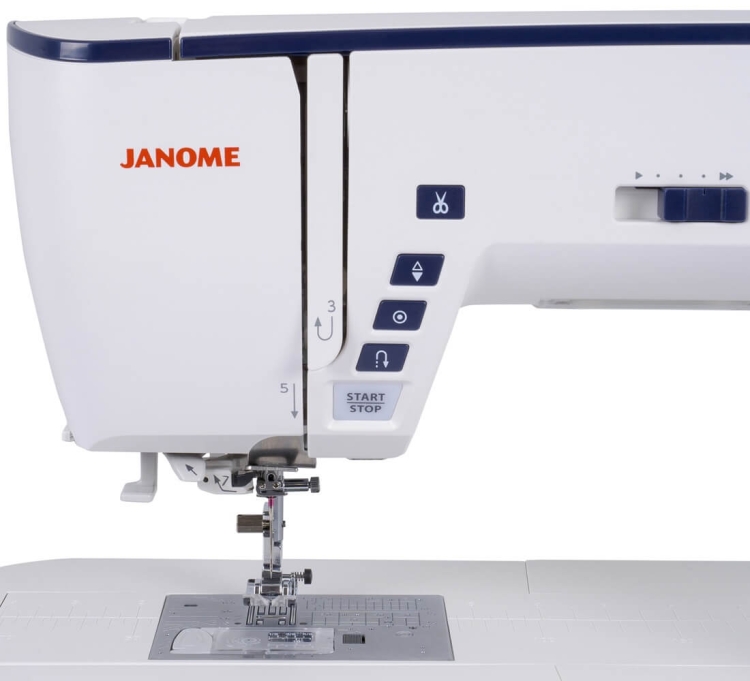Maszyna do szycia Janome Skyline S5 AE w kolorze białym z niebieskimi akcentami. Widoczne przyciski: START/STOP, nożyczki, oraz regulacja. Zbliżenie na igłę i stopkę, na płaskiej powierzchni. Prosty, nowoczesny design, idealna do szycia.