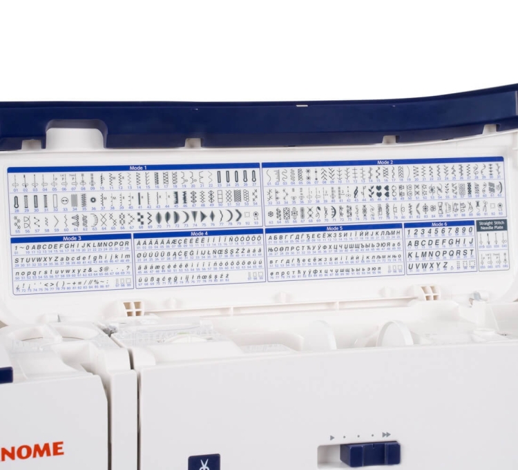 Panel maszyny do szycia Janome Skyline S5 AE z wyświetlonymi wzorami ściegów i alfabetem. Widoczne różne tryby szycia, w tym ozdobne i literowe, w kolorze niebieskim na białym tle. Maszyna z boku, w pozycji otwartej.