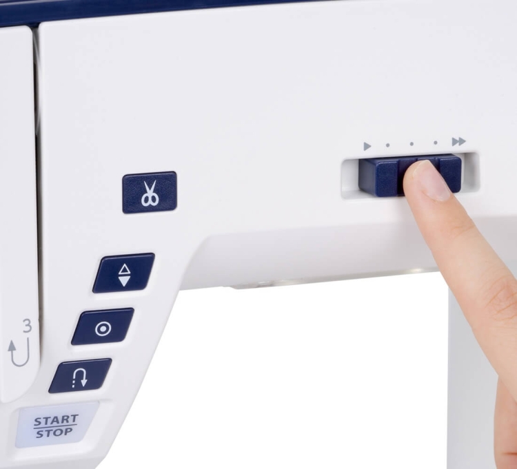 Maszyna do szycia Janome Skyline S5 AE z widocznym panelem sterującym. Na zdjęciu widać przycisk cięcia, strzałki oraz przycisk start/stop. Dłoń dotyka suwaka, co sugeruje ustawianie opcji. Kolor dominujący to biały z niebieskimi akcentami.