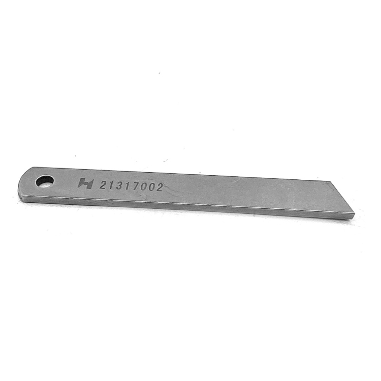 Nóż dolny 21317002 do owerloka przemysłowego, wykonany z metalu, prostokątny, z jedną ściętą krawędzią. Na powierzchni widoczny numer 21317002 oraz logo. Produkt leżący na białym tle.